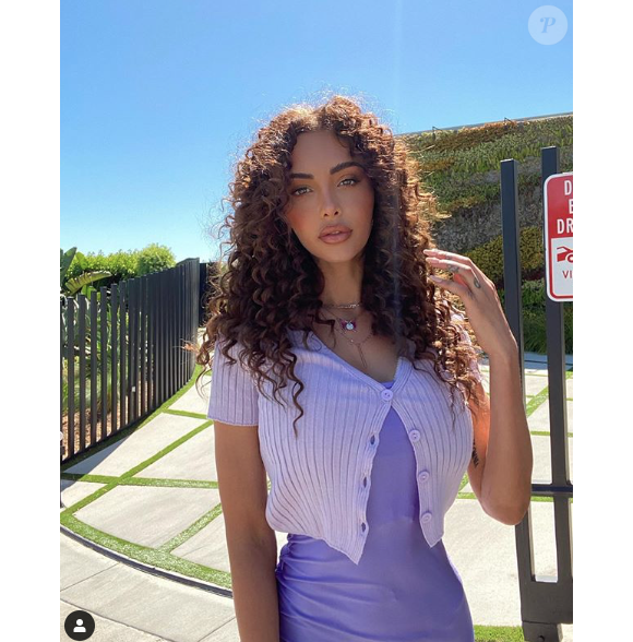 Nabilla dévoile sa nouvelle coiffure. Elle a craqué pour des cheveux bouclés. Août 2020.