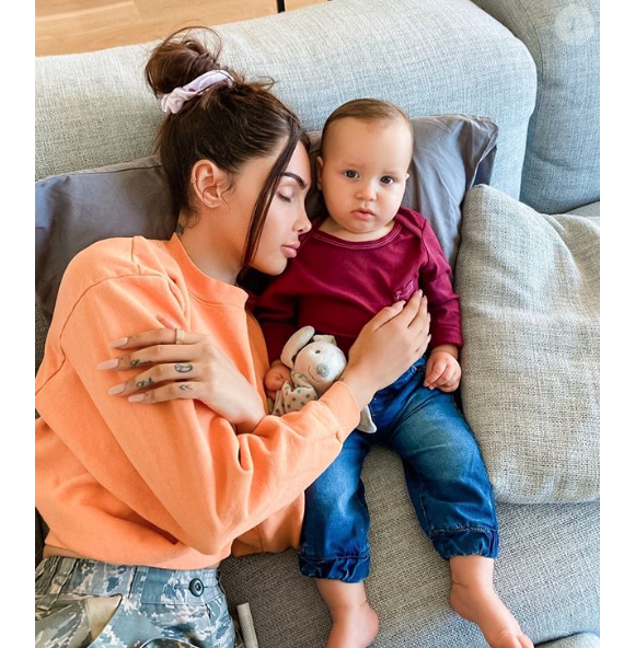 Nabilla dévoile sa nouvelle coiffure. Elle a craqué pour des cheveux bouclés. Août 2020.