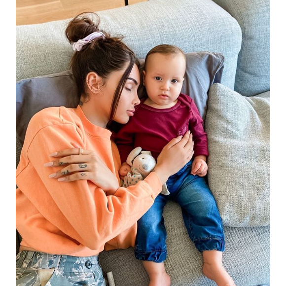 Nabilla dévoile sa nouvelle coiffure. Elle a craqué pour des cheveux bouclés. Août 2020.