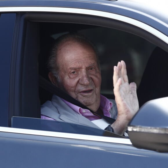 L'ancien roi Juan Carlos I sortant de l'hôpital à Madrid, le 31 août 2019, après un triple pontage coronarien.