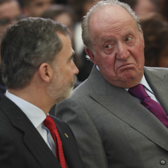 Le roi Felipe VI d'Espagne et son père le roi Juan Carlos le 10 janvier 2019 lors de la cérémonie des Prix nationaux du sport espagnol au palais du Pardo à Madrid.