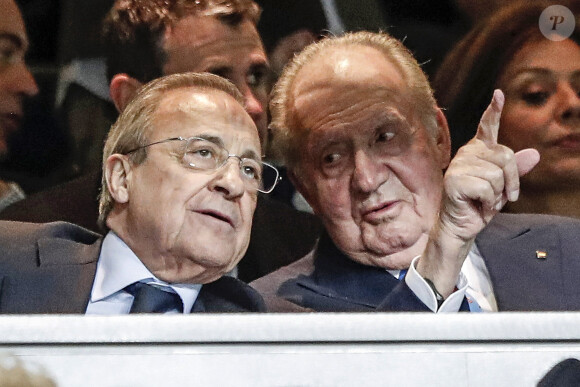Le roi Juan Carlos Ier avec le président du Real Madrid Florentino Perez lors du match de Champions League "Real Madrid - Manchester City" au stade Santiago Bernabeu à Madrid, le 26 février 2020.