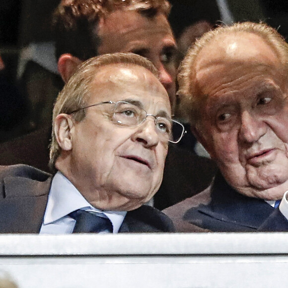 Le roi Juan Carlos Ier avec le président du Real Madrid Florentino Perez lors du match de Champions League "Real Madrid - Manchester City" au stade Santiago Bernabeu à Madrid, le 26 février 2020.