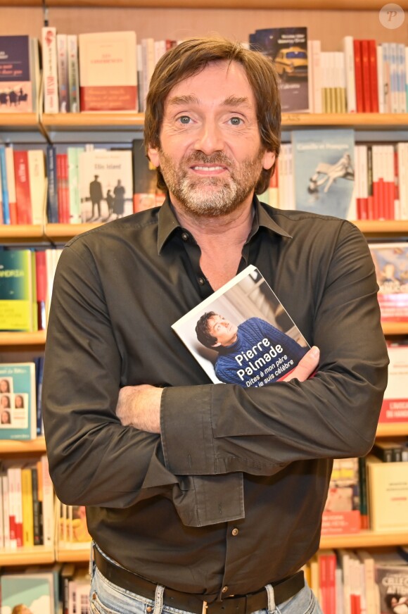 Exclusif - Pierre Palmade lors d'une séance de dédicaces de son livre "Dites à mon père que je suis célèbre" à la librairie Lamartine dans le 16ème arrondissement de Paris, France, le 28 mai 2019. © Francis Petit/Bestimage