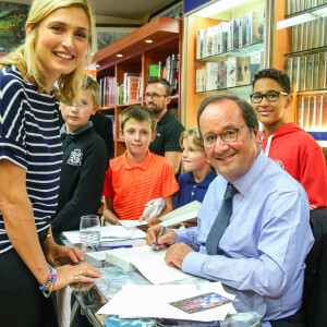 L'ancien président de la République François Hollande a dédicacé son livre "Les leçons du pouvoir" en compagnie de sa compagne Julie Gayet et de sa chienne Philae, à la libraire "OCEP- Place Média" à Octenville puis à "L'Encre Bleue" à Granville le 1er septembre 2018.