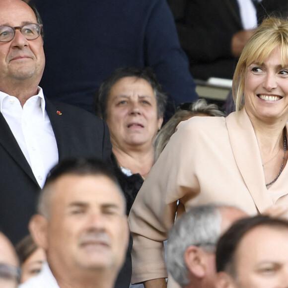 François Hollande et sa compagne Julie Gayet assistent au match de rugby du Top 14 opposant Brive (CAB) à Clermont (ASM) au stade Amédée-Domenech à Brive-la-Gaillarde, France, le 8 septembre 2019. Brive à gagné 28-21. © Anthony Bibard/Panoramic/Bestimage 