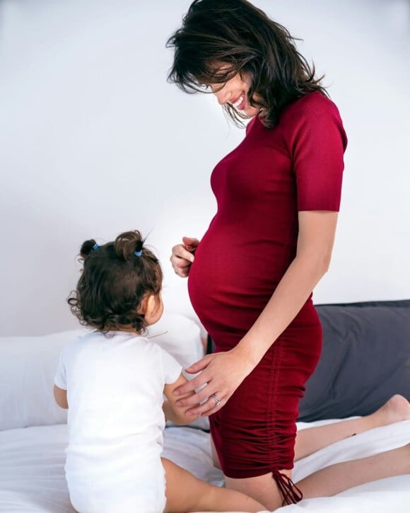 Laurie Cholewa, enceinte, chez elle à Paris. Instagram, avril 2020.