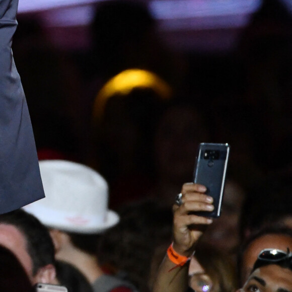 Info - Diffusion de l'émission "Le grand concert de l'été" sur TF1 le 15 août - Exclusif - Kendji Girac et Nikos Aliagas - Kendji Girac, vainqueur du titre "La chanson de l'année 2018", émission enregistrée dans les arènes de Nîmes © Bruno Bebert / Bestimage