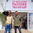 Cyril Lignac avec un cadreur sur le tournage du "Meilleur Pâtissier" saison 9, le 7 juillet 2020
