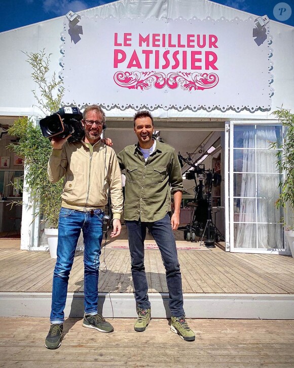 Cyril Lignac avec un cadreur sur le tournage du "Meilleur Pâtissier" saison 9, le 7 juillet 2020