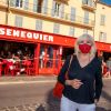 Exclusif - Amanda Lear est de retour à Saint-Tropez et pose chez Sénéquier avec un masque le 26 juin 2020. © Patrick Carpentier/Bestimage
