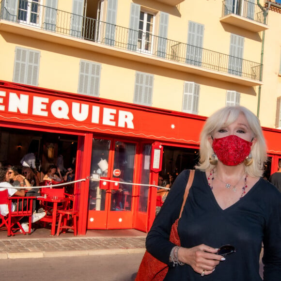 Exclusif - Amanda Lear est de retour à Saint-Tropez et pose chez Sénéquier avec un masque le 26 juin 2020. © Patrick Carpentier/Bestimage