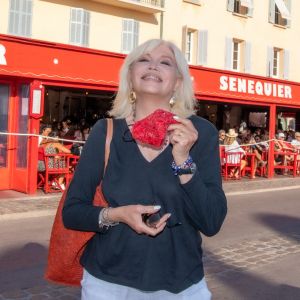 Exclusif - Amanda Lear est de retour à Saint-Tropez et pose chez Sénéquier avec un masque le 26 juin 2020. © Patrick Carpentier/Bestimage