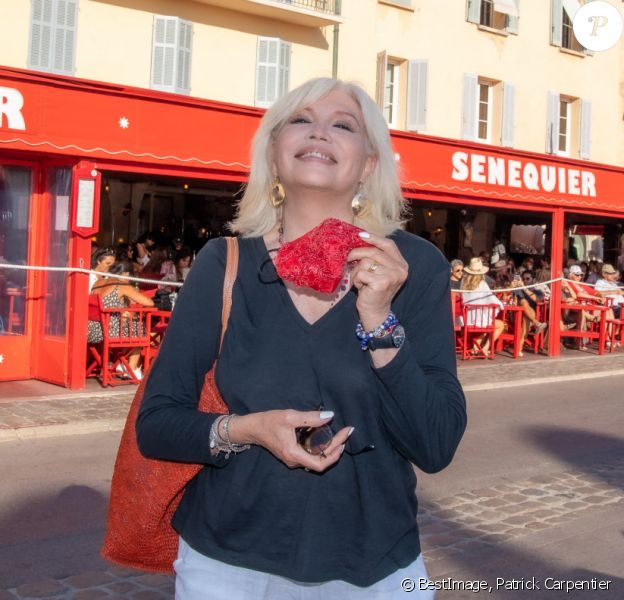Exclusif - Amanda Lear est de retour à Saint-Tropez et pose chez Sénéquier avec un masque le 26 juin 2020. © Patrick Carpentier/Bestimage