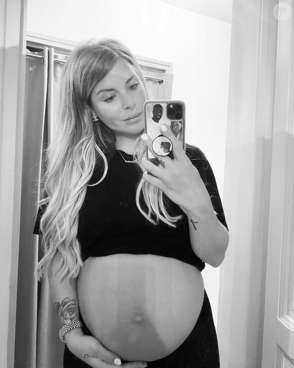 Emilie Fiorelli enceinte, elle met en avant son baby bump sur Instagram, le 17 mai 2020