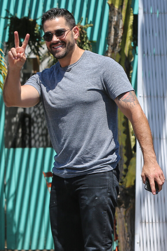 Exclusif - Jesse Metcalfe se promène dans les rues de Los Angeles. Coleman-Rayner / Bestimage