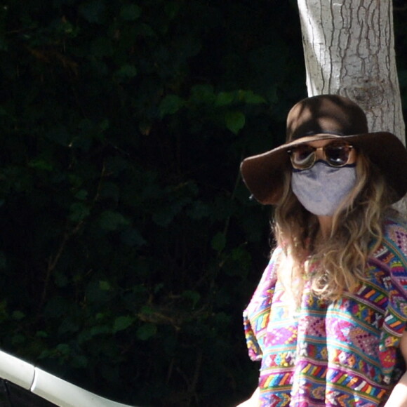 Exclusif - Rachel McAdams se balade avec un ventre bien arrondi dans le quartier de Los Feliz à Los Angeles pendant l'épidémie de coronavirus (Covid-19).  Le 10 août 2020