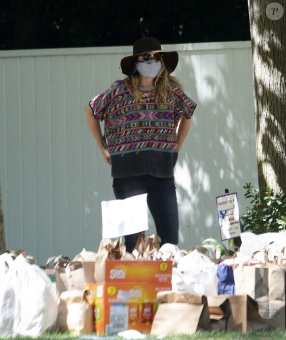 Exclusif - Rachel McAdams se balade avec un ventre bien arrondi dans le quartier de Los Feliz à Los Angeles pendant l'épidémie de coronavirus (Covid-19).  Le 10 août 2020