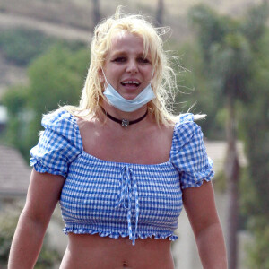 Exclusif - Britney Spears et son compagnon Sam Asghari sortent de leur confinement pour une journée shopping et sportive à Los Angeles le 16 juin 2020. C'est la première fois depuis trois mois que Britney sort de sa maison.