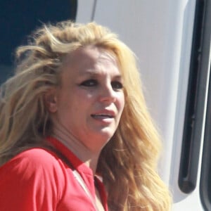 Exclusif - Britney Spears se rend une séance d'UV vêtue d'un mini short blanc et d'un crop top rouge à Los Angeles, le 12 février 2020.