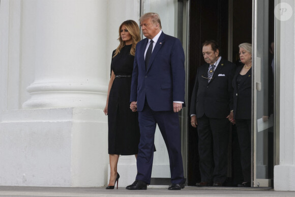 Le président des États-Unis, Donald J.Trump, la Première Dame Melania Trump, la famille et les amis en tant que porteurs chargent le cercueil de Robert Trump (frère de Donald Trump) après un service funéraire à la Maison Blanche à Washington, DC. Le 21 aout 2020.