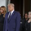 Le président des États-Unis, Donald J.Trump, la Première Dame Melania Trump, la famille et les amis en tant que porteurs chargent le cercueil de Robert Trump (frère de Donald Trump) après un service funéraire à la Maison Blanche à Washington, DC. Le 21 aout 2020.