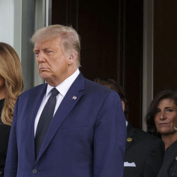 Le président des États-Unis, Donald J.Trump, la Première Dame Melania Trump, la famille et les amis en tant que porteurs chargent le cercueil de Robert Trump (frère de Donald Trump) après un service funéraire à la Maison Blanche à Washington, DC. Le 21 aout 2020.
