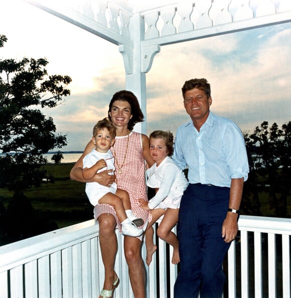 John F. Kennedy, Jackie Kennedy et leurs trois enfants au Hyannis Port, dans le Massachusetts. Le 4 août 1962. @Cecil Stoughton/John F. Kennedy Presidential Library & Museum/ABACAPRESS.COM