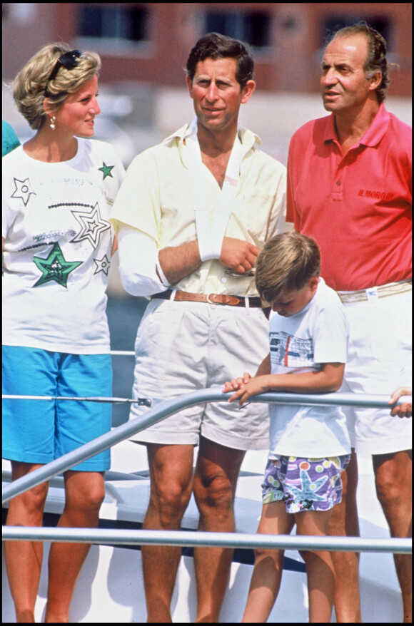 Le prince Charles, son épouse Diana, et leurs fils Harry avec le roi d'Espagne Juan Carlos en vacances à Palma en août 1990.