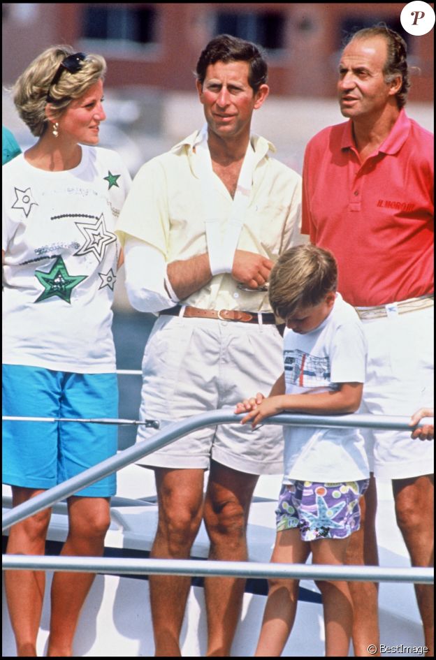 Le prince Charles, son épouse Diana, et leurs fils Harry avec le roi d'Espagne Juan Carlos en vacances à Palma en août 1990.