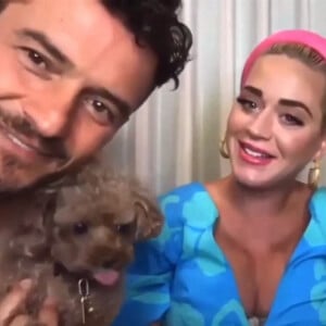 La chanteuse américaine de 35 ans, Katy Perry, enceinte, fait la promotion de son nouvel album "Smile" sur Zoom, avant d'être interrompue par son fiancé Orlando Bloom, torse nu. Los Angeles. Le 5 août 2020.