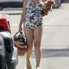 Exclusif - Katy Perry, enceinte et son petit chien Nugget dans les bras, se rend à la plage avec son compagnon Orlando Bloom lors du week-end de Memorial Day le 24 mai 2020 à Santa Barbara.