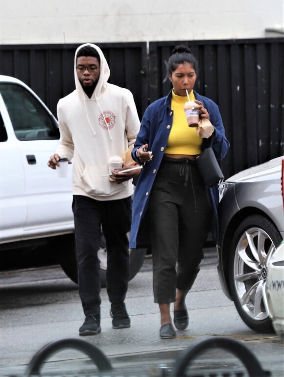 Exclusif - Chadwick Boseman et sa compagne Taylor Simone se promènent dans les rues de Los Angeles le 14 février 2019.