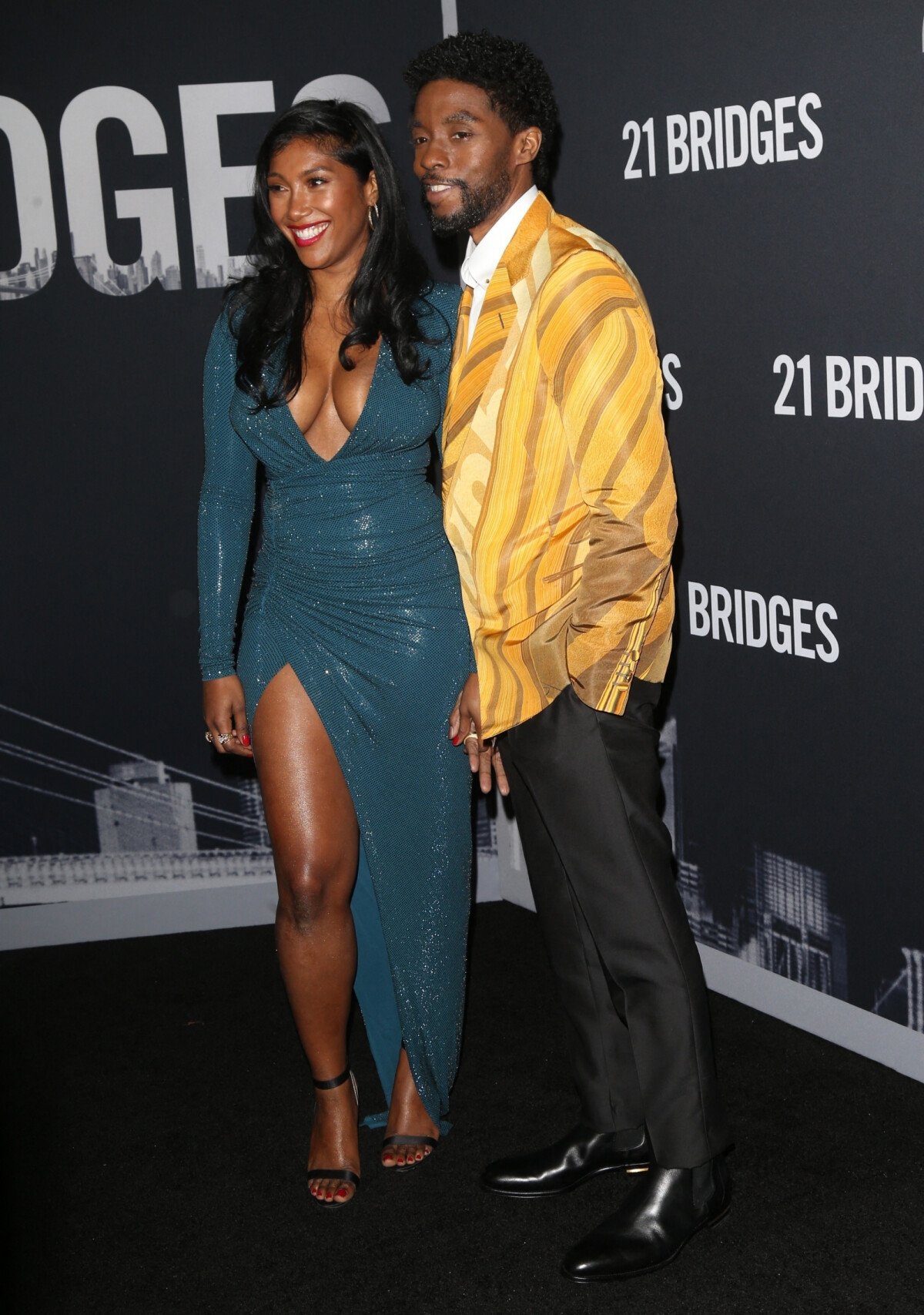 Photo Chadwick Boseman et sa compagne Simone Ledward à la projection de "21 Bridges" au AMC