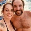 David Mora pose avec sa chérie Davina, en vacances à la piscine sur Instagram