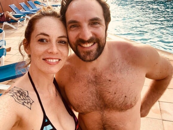 David Mora pose avec sa chérie Davina, en vacances à la piscine sur Instagram