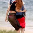  Rihanna fume deux joints avec Chris Brown sur une plage d'Hawai le jour de ses 25 ans le 20 fevrier 2013. 