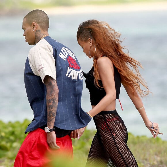 Rihanna fume deux joints avec Chris Brown sur une plage d'Hawai le jour de ses 25 ans le 20 fevrier 2013.