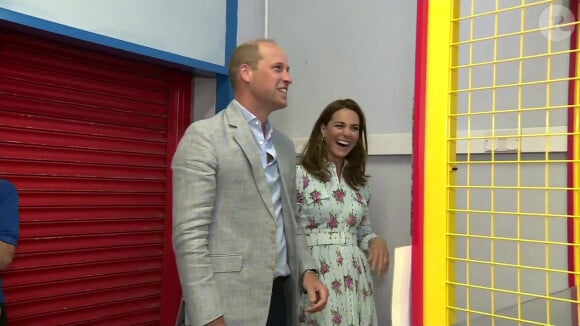 Le prince William, duc de Cambridge, et Kate Middleton, duchesse de Cambridge, lors de leur visite à "Barry Island" à Barry (Royaume-Uni), le 4 août 2020. Venus pour discuter avec les commerçants des conséquences de l'épidémie de coronavirus (Covid-19) dans le secteur du tourisme, le couple princier n'a pas résisté au plaisir d'essayer quelques jeux de fête foraine.