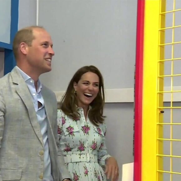 Le prince William, duc de Cambridge, et Kate Middleton, duchesse de Cambridge, lors de leur visite à "Barry Island" à Barry (Royaume-Uni), le 4 août 2020. Venus pour discuter avec les commerçants des conséquences de l'épidémie de coronavirus (Covid-19) dans le secteur du tourisme, le couple princier n'a pas résisté au plaisir d'essayer quelques jeux de fête foraine.