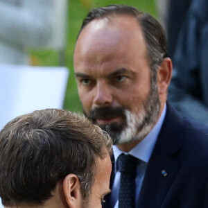 Le président français Emmanuel Macron accompagné du premier ministre Edouard Philippe prononce un discours lors d'une réunion avec les membres de la Convention des citoyens sur le climat (CCC) pour discuter des propositions environnementales au Palais de l'Elysée à Paris, France, 29 juin 2020. © Stéphane Lemouton / Bestimage