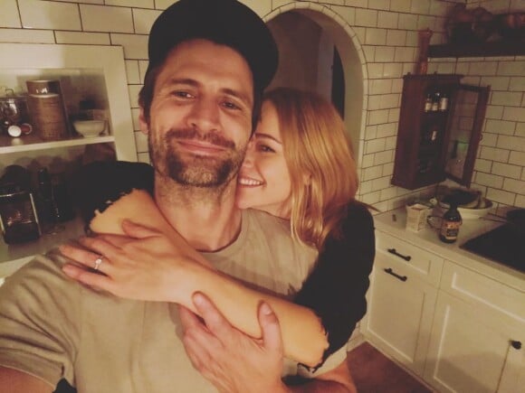 James Lafferty a posté cette photo avec sa chérie Alexandra Park pour annoncer leurs fiançailles, sur Instagram.