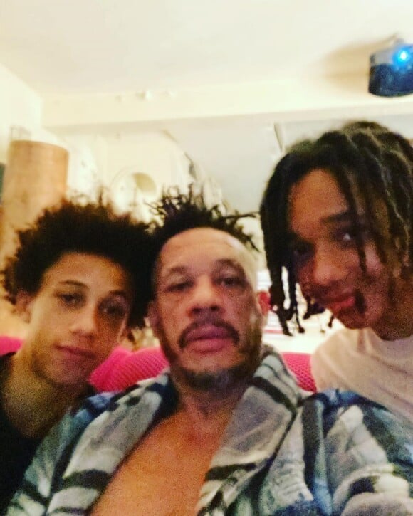 JoeyStarr avec deux de ses trois fils, Matisse et Khalil, dont la maman est Leïla Dixmier. Depuis 2019, Matisse Morville est un joueur de l'AJ Auxerre.