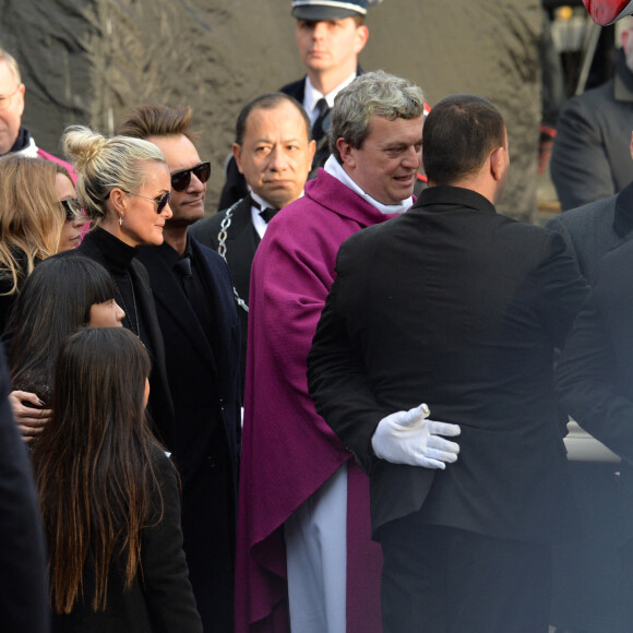 Laeticia Hallyday, ses filles Joy et Jade, Laura Smet, David Hallyday, Mgr Benoist de Sinety - Sorties de l'église de la Madeleine après les obsèques de Johnny Hallyday à Paris le 9 décembre 2017. © Veeren / Bestimage 