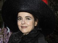 Amélie Nothomb, émue par la mort de son père, relate leur rencontre sur sa tombe
