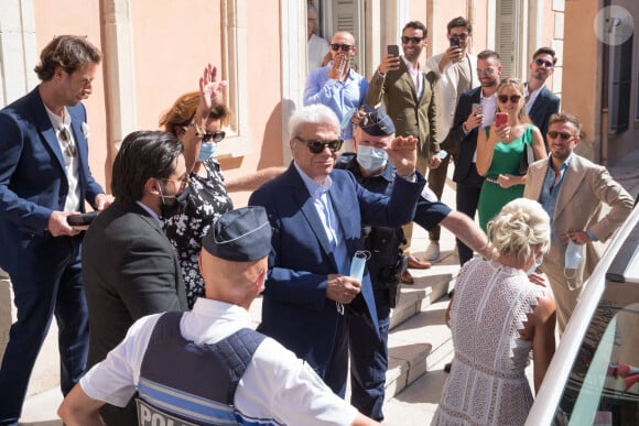Bernard Tapie et sa femme Dominique - Mariage civil de Sophie Tapie et Jean-Mathieu Marinetti à la mairie de Saint-Tropez en présence de leurs parents et de la famille le 20 août 2020.