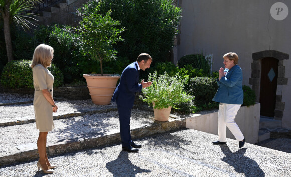 Le président français Emmanuel Macron et sa femme Brigitte Macron accueillent la chancelière allemande Angela Merkel au Fort de Brégançon, à Bormes-les-Mimosas, dans le sud-est de la France, le 20 août 2020. © Christophe Simon / Pool / Bestimage