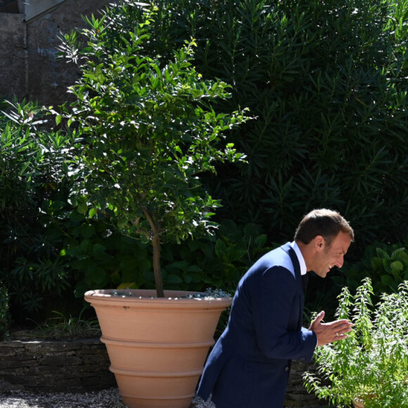 Le président français Emmanuel Macron et sa femme Brigitte Macron accueillent la chancelière allemande Angela Merkel au Fort de Brégançon, à Bormes-les-Mimosas, dans le sud-est de la France, le 20 août 2020. © Christophe Simon / Pool / Bestimage