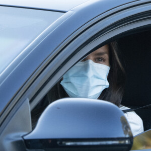 La reine Letizia d'Espagne accompagne ses filles à l'école Santa Maria de Los Rosales à Madrid pour la rentrée des classes. Elle est masquée pour faire face à l'épidémie de Coronavirus (COVID-19). Le 11 septembre 2020. 