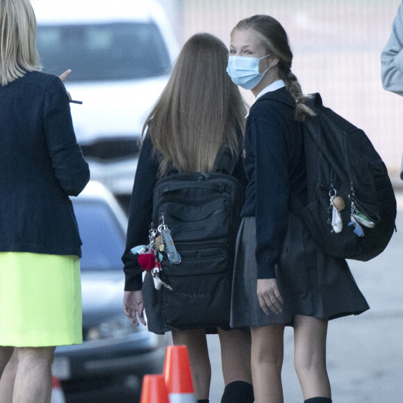 L'infante Sofia d'Espagne et La princesse Leonor arrivent à l'école Santa Maria de Los Rosales à Madrid pour la rentrée des classes. Elles sont masquées pour faire face à l'épidémie de Coronavirus (COVID-19). Le 11 septembre 2020. 